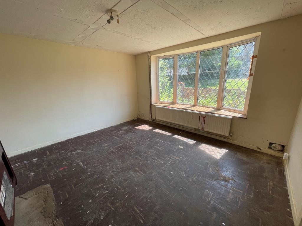 Lot: 133 - FREEHOLD END-TERRACE HOUSE FOR REFURBISHMENT - Living room with gas fire and window to front